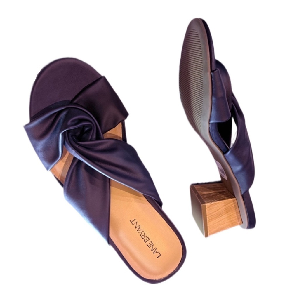 CM🩷 NWT!! Size 9W Lane Bryant Navy Satin Mules
